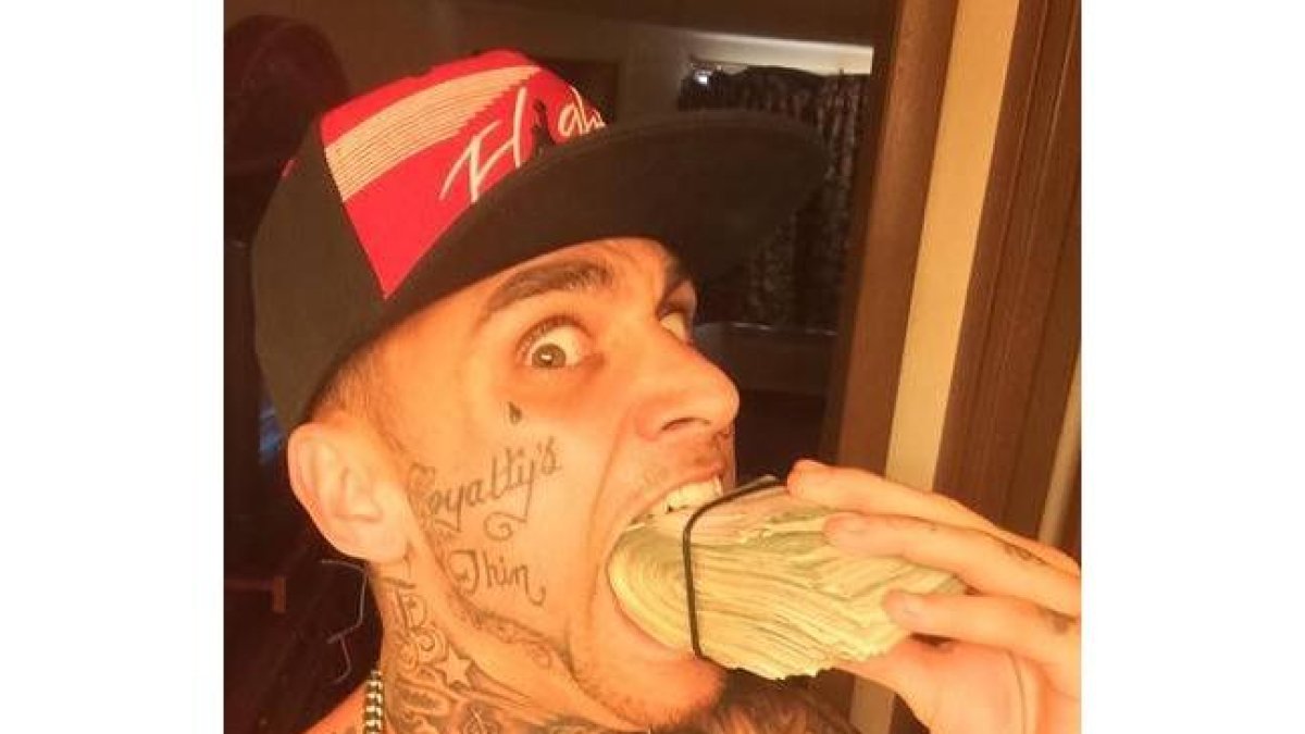 Selfi del atracador con el fajo de billete obtenido en el robo al banco.-