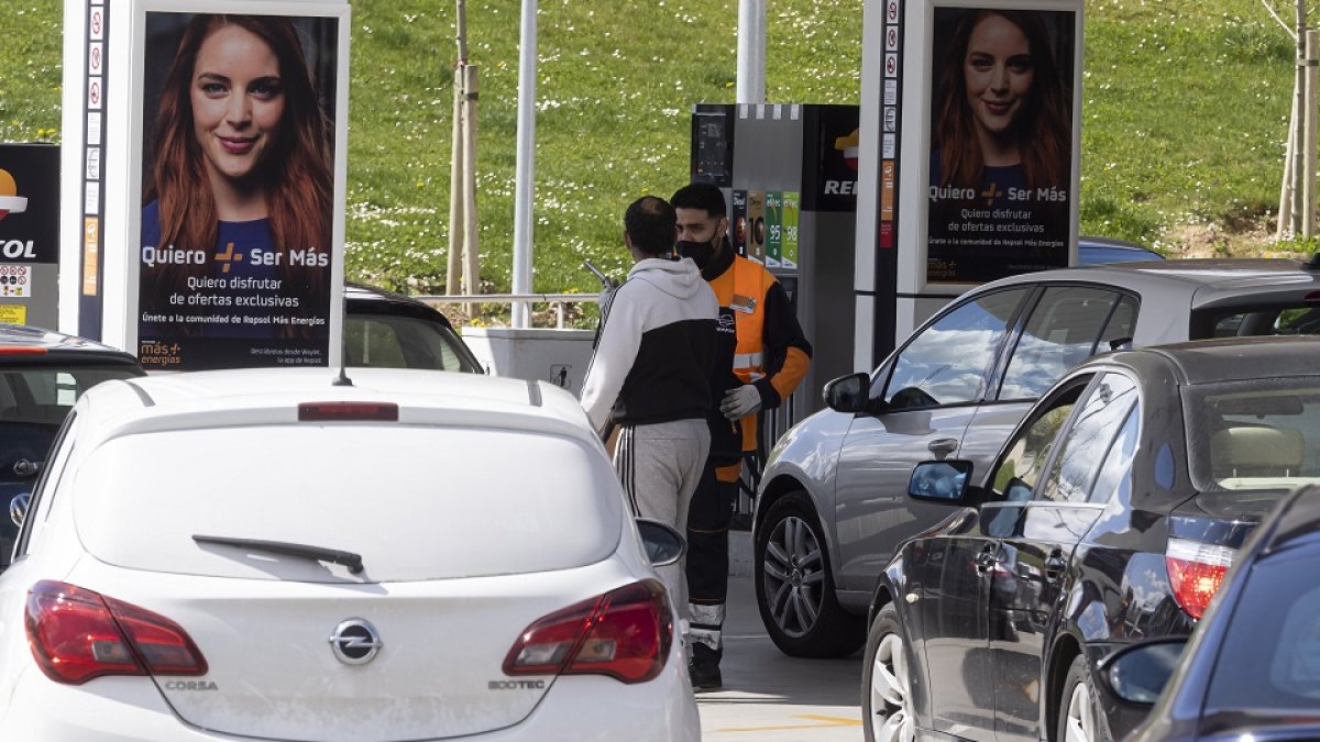 Colas de vehículos en una gasolinera de Valladolid para repostar combustible en el primer día de aplicación del descuento de 20 céntimos por litro.- PHOTOGENIC