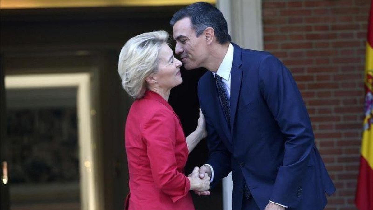Pedro Sánchez saluda a la nueva presidenta de la Comisión Europea, Ursula von der Leyen, este miércoles en la Moncloa.-DAVID CASTRO