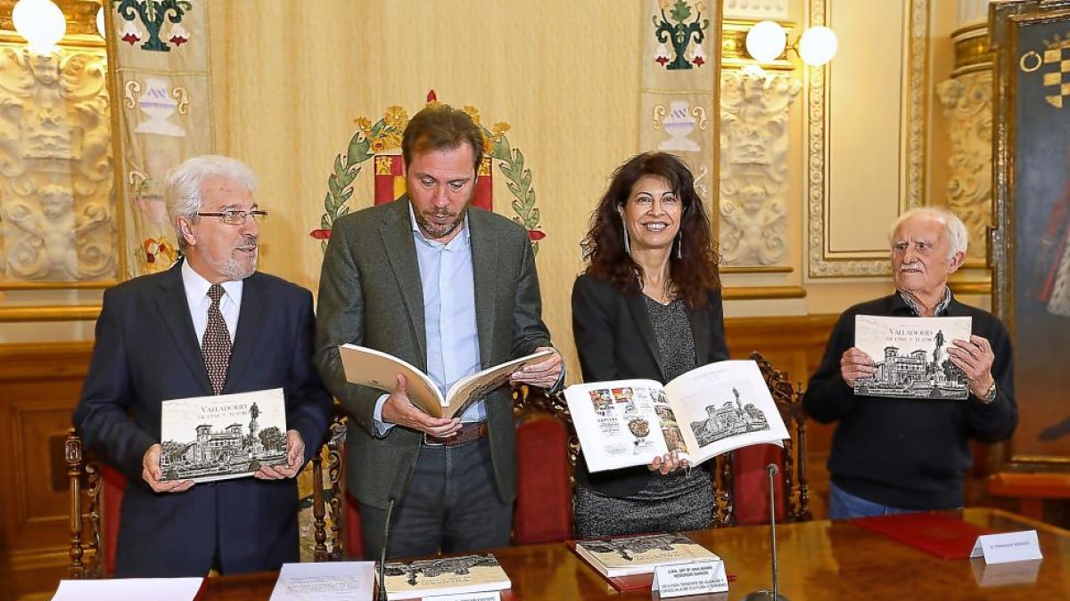 Miguel Ángel Soria, Puente, Redondo y el autor del prólogo, Fernando Herrero, ayer, durante la presentación.-J. M. LOSTAU
