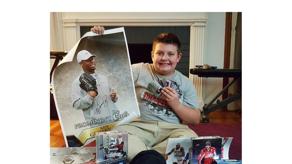 Brady Kahle posa junto a su colección de cromos.-TWITTER