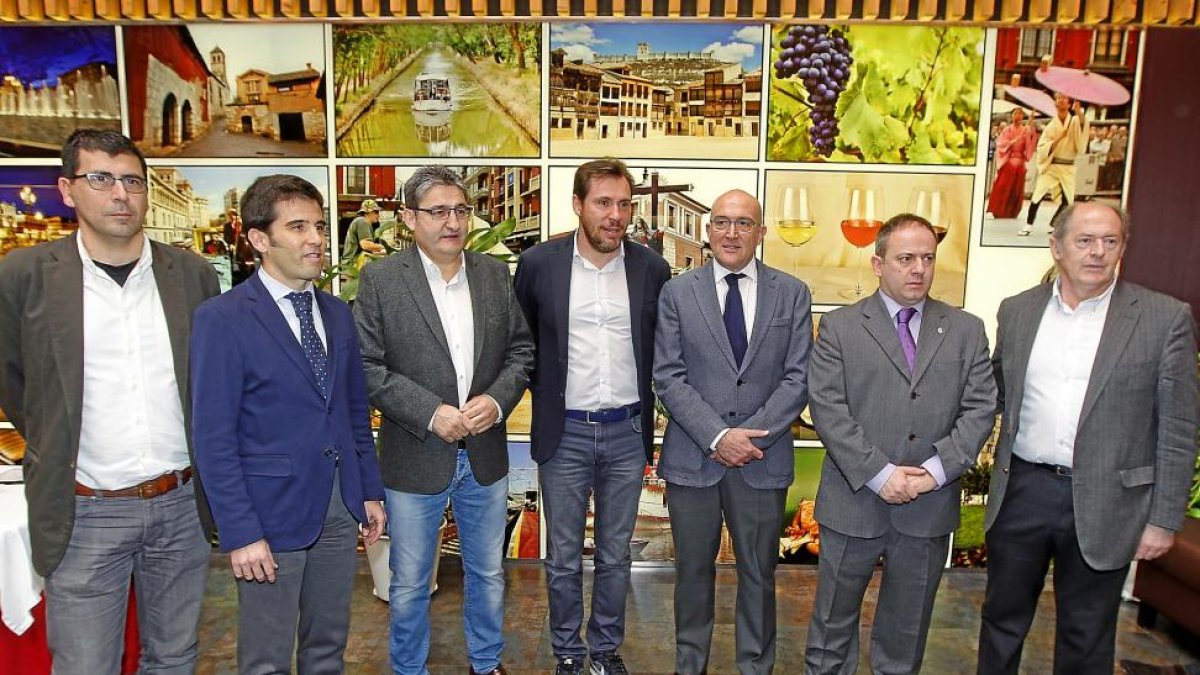 Alberto Bustos, Alfonso Lahuerta, el periodista Óscar Campillo, Óscar Puente, Jesús Julio Carnero, Iñigo Torres (APDV) y Luis Minguela.-J. M. LOSTAU