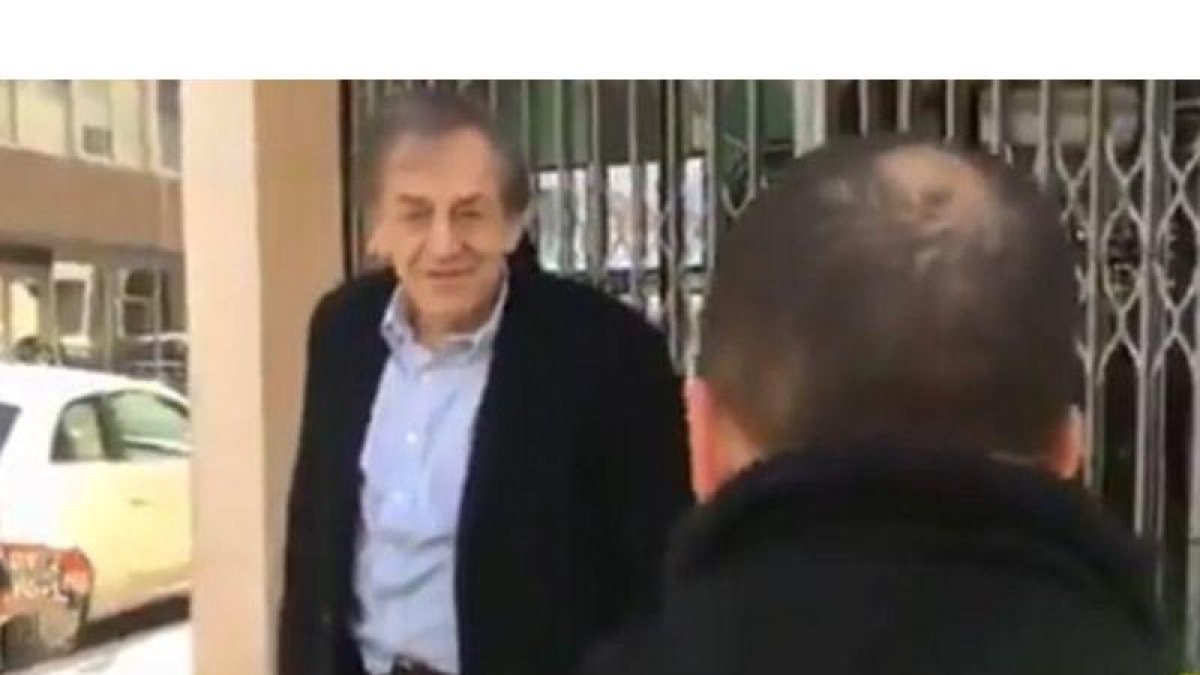 Captura de vídeo del momento en que un chaleco amarillo increpa a Alain Finkielkraut, el sábado en París.-