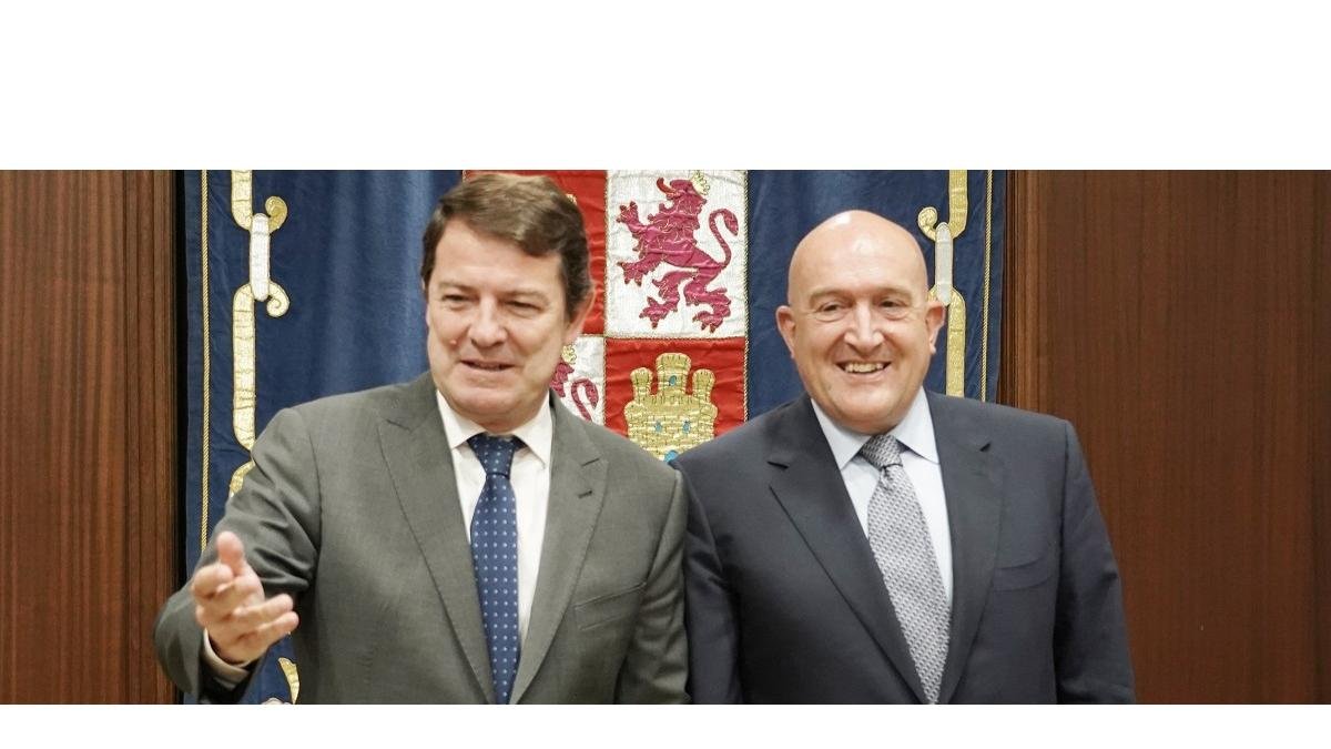 El presidente de la Junta, Alfonso Fernández Mañueco, y el alcalde de Valladolid, Jesús Julio Carnero, antes de la reunión.- ICAL