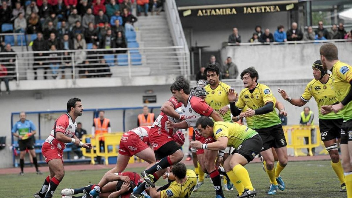 Jugadores de ambos equipos buscan el oval en un agrupamiento-El Mundo