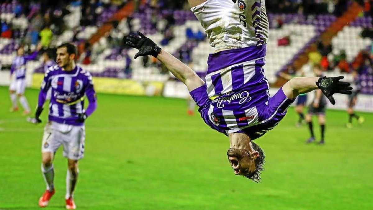 Rodri celebra con este salto acrobático el gol del empate en el minuto 90, ayer en Zorrilla.-Miguel Ángel Santos