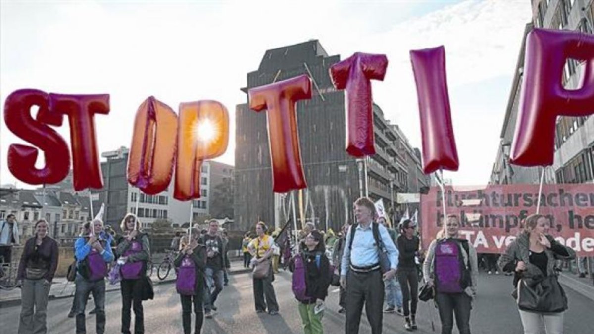 Manifestación contra los acuerdos comerciales internacionales y de inversión como el TTIP y el CETA, en Bruselas, el 20 de septiembre 2016.-AP/VIRGINIA MAYO