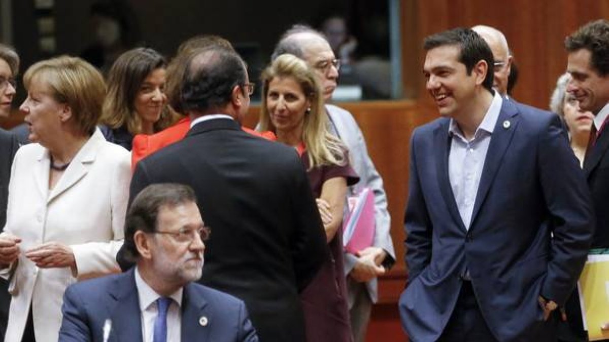 Rajoy, solo, ante Merkel, Tsipras y Hollande, este domingo en la cumbre de Bruselas.-Foto: OLIVIER HOSLET / EFE