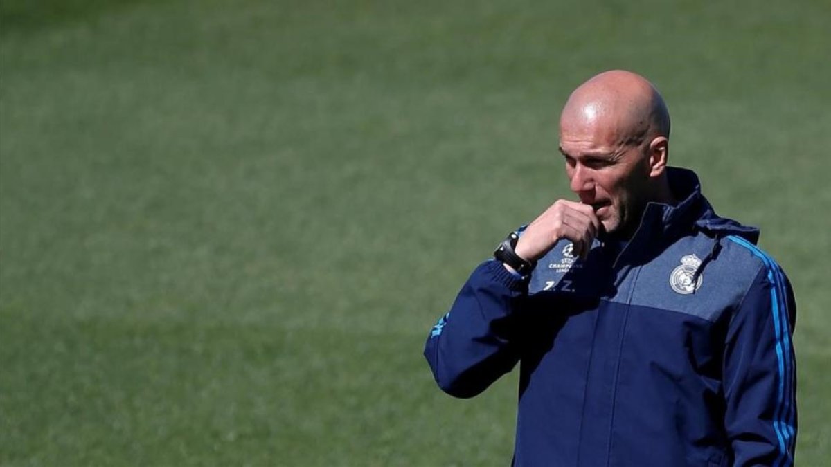 Zidane, durante un entrenamiento con el Madrid en Valdebebas.-REUTERS / ANDREA COMAS