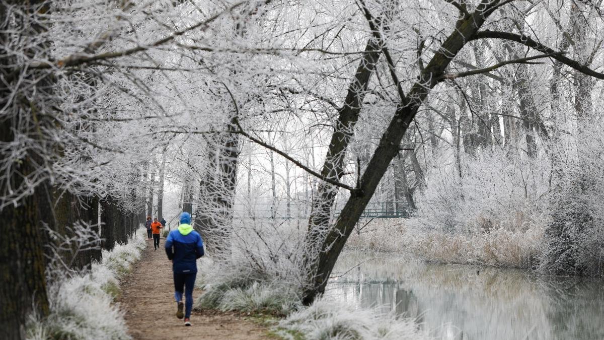 Varios corredores transitan por la orilla del canal del Duero en la mañana de ayer.-J.M. LOSTAU