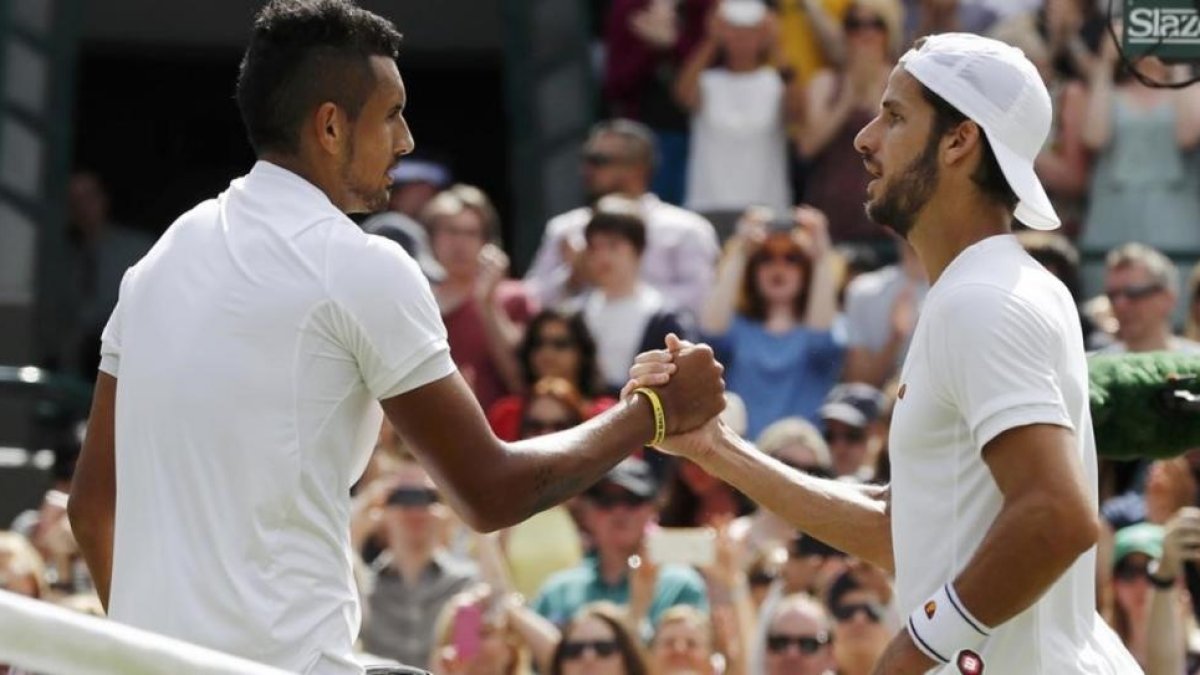 Feliciano López felicita a Nick Kyrgios tras perder frente al tenis australiano en Wimbledon.-STEFAN WERMUTH