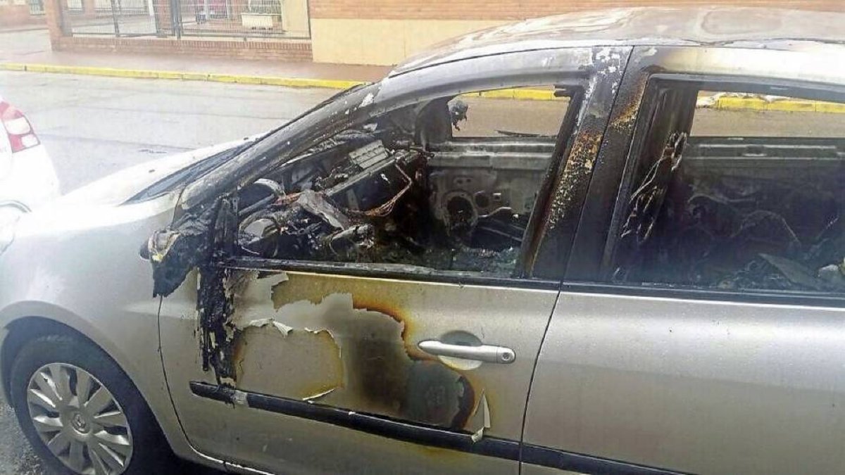 El Renault Clio quemado-El Mundo