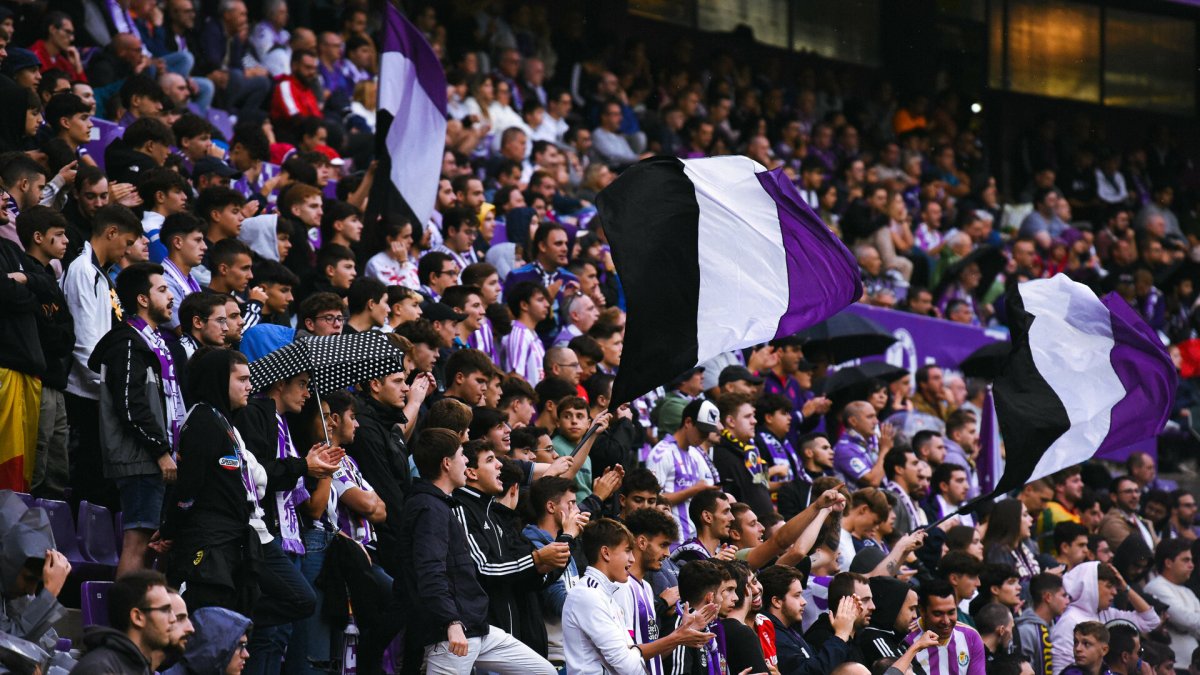 Espectadores blanquivioleta en Zorrilla. RVCF