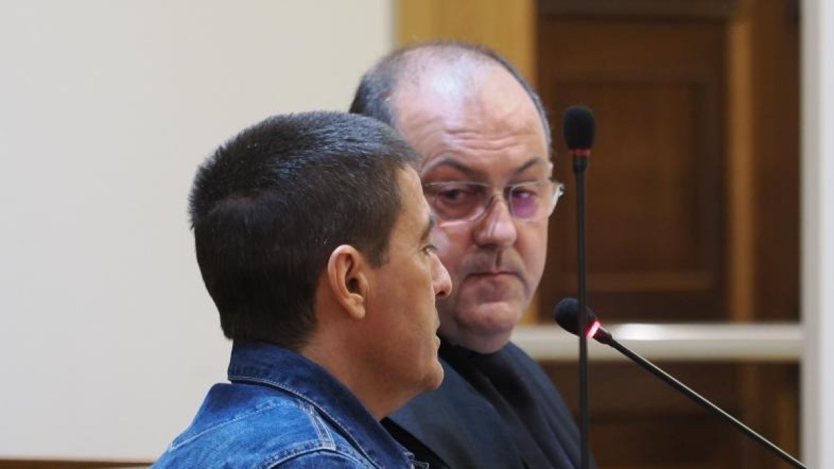Juicio por el atropello en Velliza que causó la muerte a dos hombres, padre e hijo. A la izquierda de la imagen el condenado. PHOTOGENIC