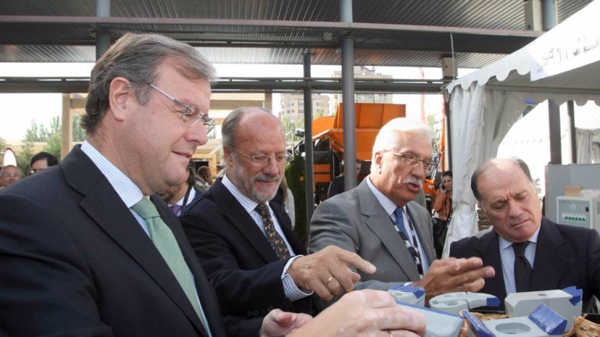 Los consejeros de Economía y Empleo, Tomás Villanueva, y de Fomento y Medio Ambiente, Antonio Silván, asisten a la inauguración de Expobiomasa 2014 junto al alcalde de Valladolid, Javier de la Riva, y el director de Expobiomasa, Javier Díez-Ical