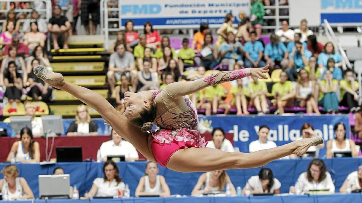 La gimnasta internacional Carolina Rodríguez en un ejercicio en el pabellón Pisuerga durante una exhibición con la selección española.-J. M. LOSTAU