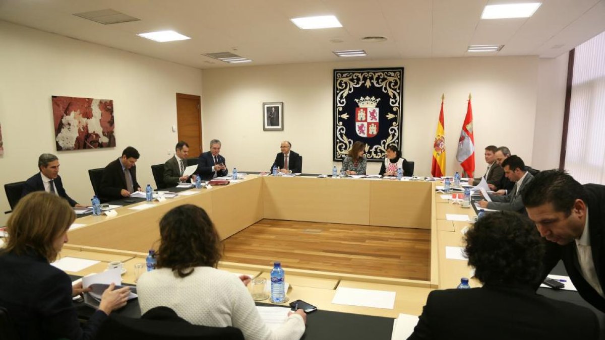 Reunión de la Mesa y la Junta de Portavoces de las Cortes. En la imagen, Luis Tudanca junto al portavoz de UPL, Luis Mariano Santos-Ical