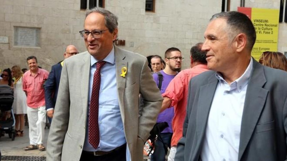 Quim Torra junto al alcalde de Vilafranca del Penedès, Pere Regull, antes de la diada de Sant Fèlix.-ACN