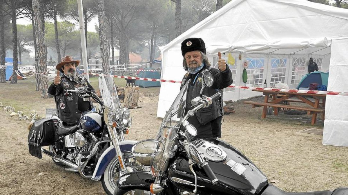 Los veteranos Julio y Miguel, asiduos a la concentración tordesillana y procedentes del motoclub 'Numancia', con su Harley y su Honda-Santiago G. del Campo