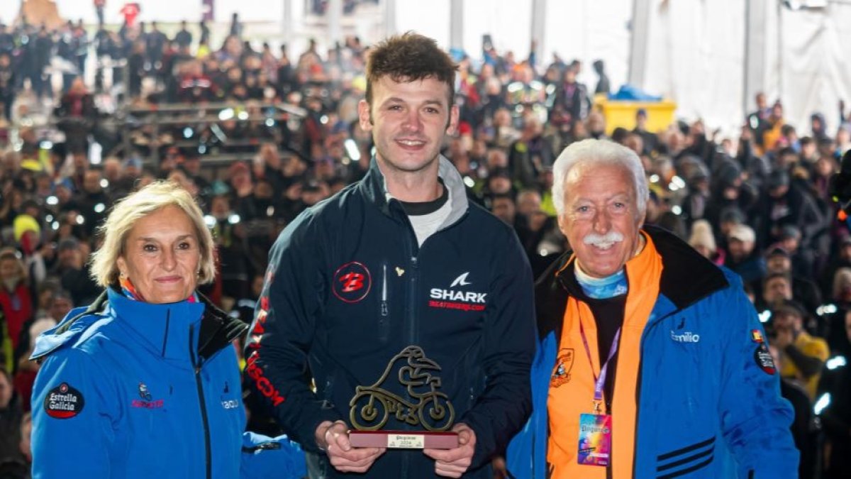 Víctor López recoge el Pingüino de Oro de la 41ª edición. -PHOTOGENIC