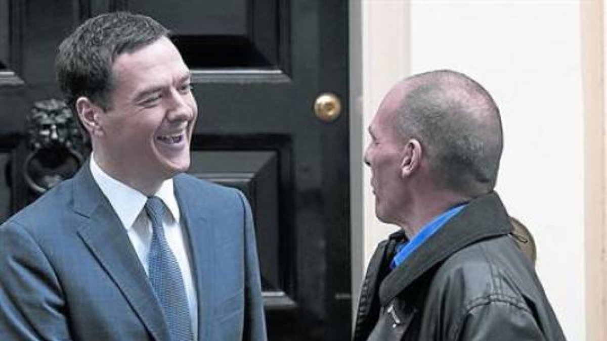 Osborne con Varufakis, en Londres.-Foto: AP / MAT DUNHAM