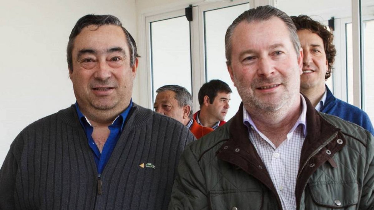 El presidente de Asaja Castilla y León, Donaciano Dujo (D), participa en una jornada sobre la PAC en Soria acompañado del presidente de Asaja en Soria Carmelo Gómez (I)-Ical