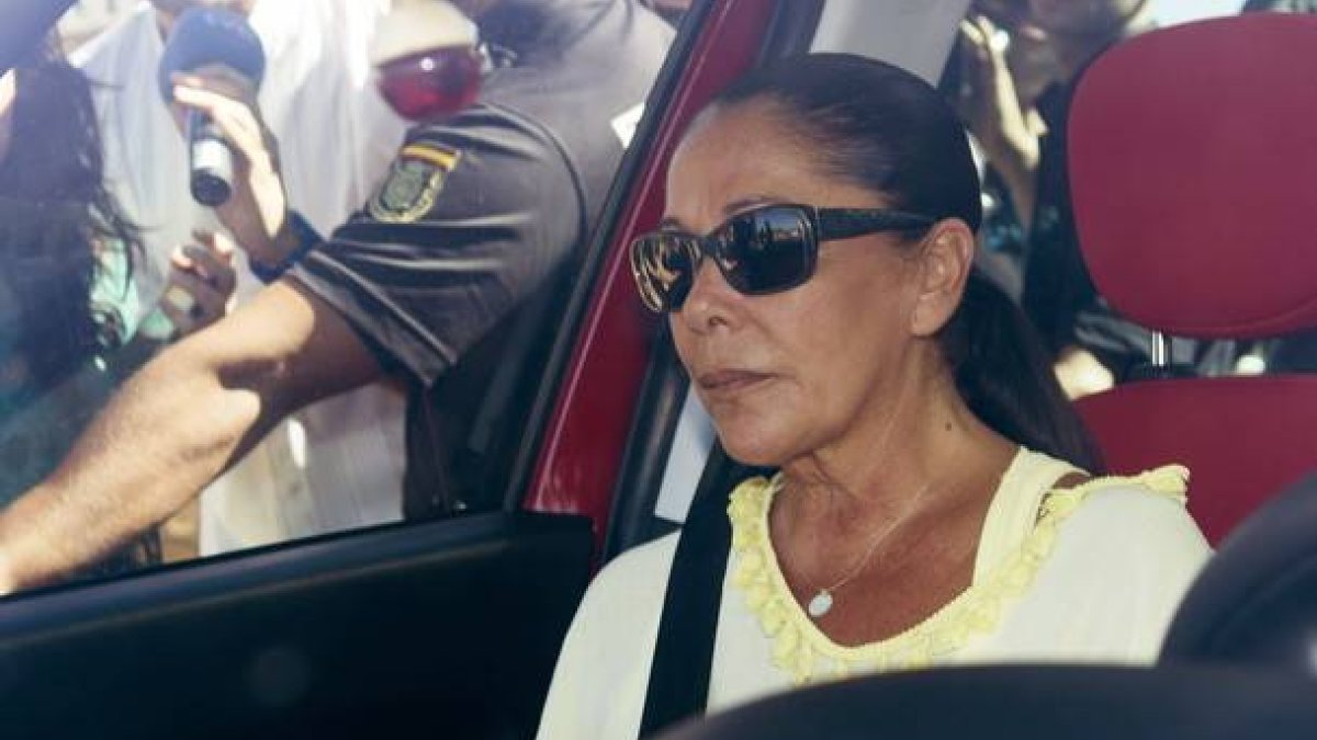 La cantante Isabel Pantoja saliendo de la cárcel de Alcalá de Guadaíra (Sevilla), con un permiso penitenciario, el pasado 30 de julio.-EFE
