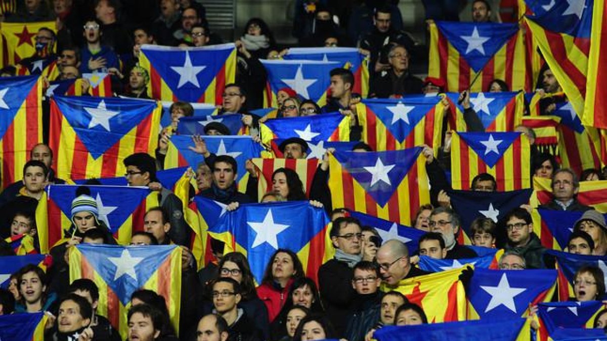 Cientos de 'estelades' en el estadio Lluís Companys de Barcelona, el pasado 30 de diciembre.-Manu Fernandez / AP