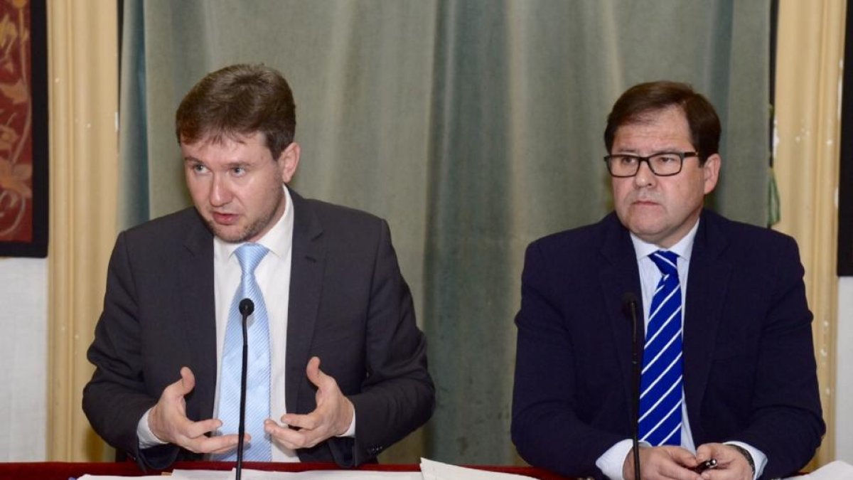 Presentación del borrador de presupuestos de 2016 Del Ayuntamiento de Burgos por parte del alcalde de la ciudad, Javier Lacalle (I), y el concejal de Hacienda, Salvador de Foronda (D).-ICAL
