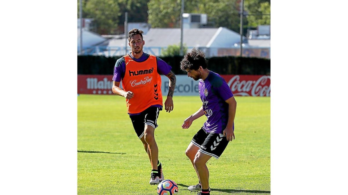 Víctor Pérez se dispone a chutar el balón, ante la llegada de Rennella.-BALCAZA