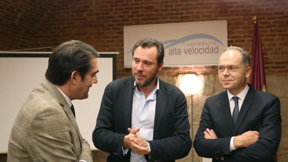El consejero de Fomento, Juan Carlos Suárez-Quiñones, el alcalde de Valladolid, Óscar Puente, y el presidente de Adif, Juan Bravo.-RUBÉN CACHO / ICAL