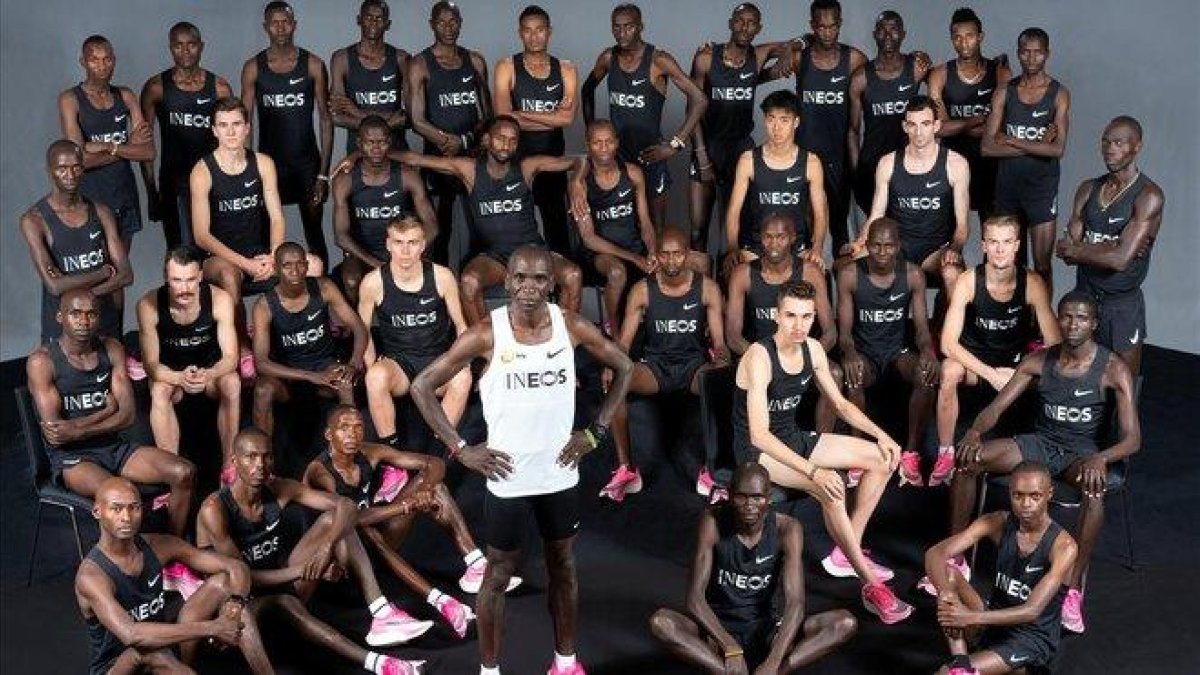 Kipchoge, con las 41 liebres que le ayudarán a bajar de las dos horas.-