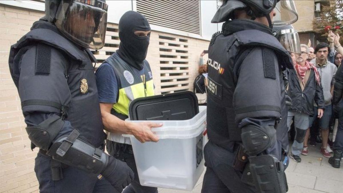 Retirada de urnas en Lleida.-RAMON GABRIEL