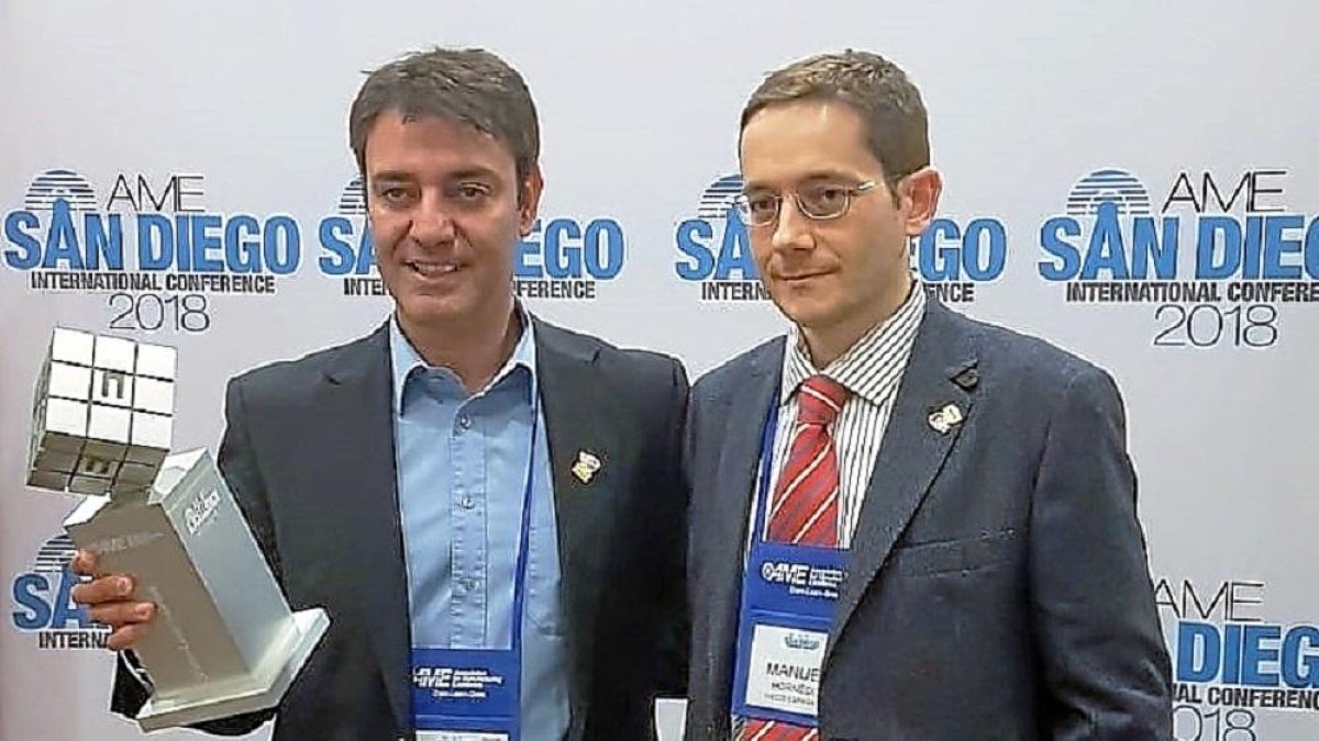 Miembros de Iveco que recogieron el premio.-E.M.