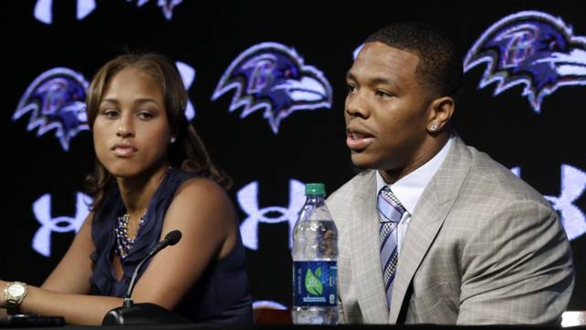Ray Rice, junto a su pareja Janay Palmer, en una rueda de prensa el pasado mayo.-Foto: AP / PATRICK SEMANSKY