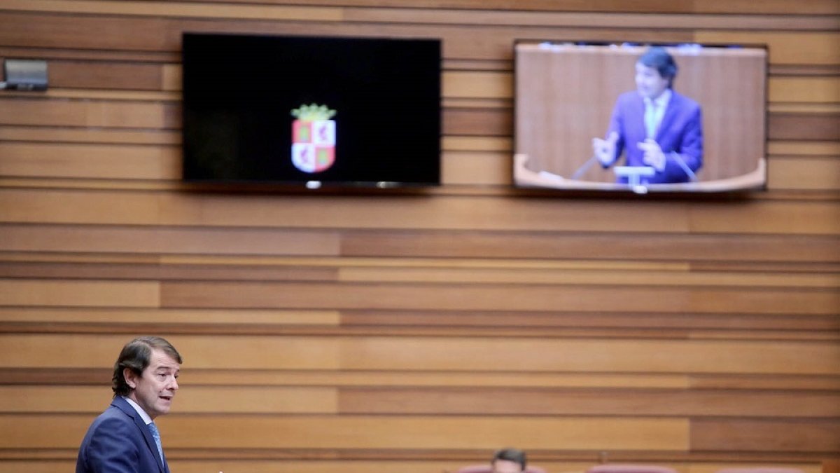 Alfonso Fernández Mañueco durante su comparecencia de hoy ante el pleno. - ICAL