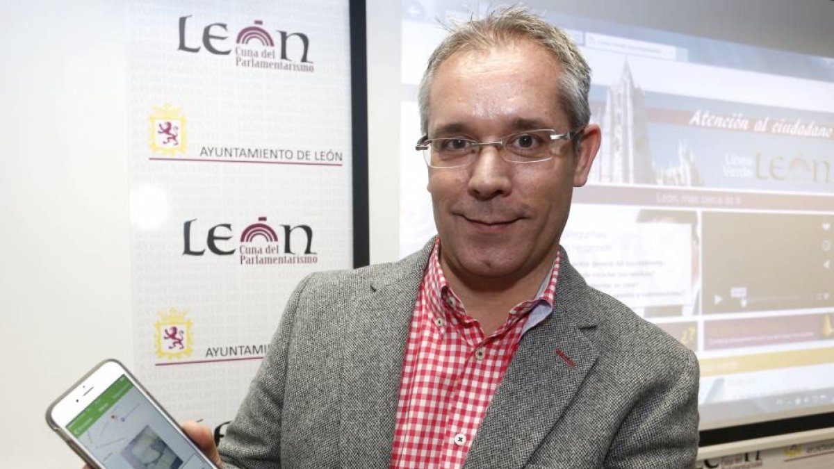 El concejal del área de Quejas y Sugerencias, José María López de Benito, presenta la nueva aplicación móvil ‘Línea Verde’ para que los usuarios puedan informar de las incidencias de la ciudad-