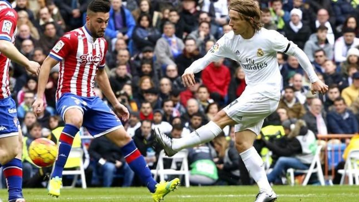 Modric, durante el partido entre el Madrid y el Sporting.-JUAN MANUEL PRATS