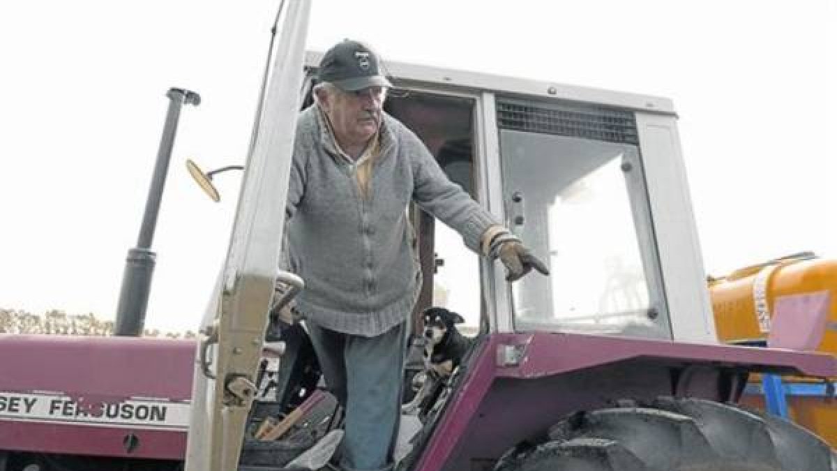 El presidente saliente José Mujica, de hábitos ascéticos, a bordo de un tractor, en sus tierras en las afueras de Montevideo.-Foto: AP / MATILDE CAMPODONICO