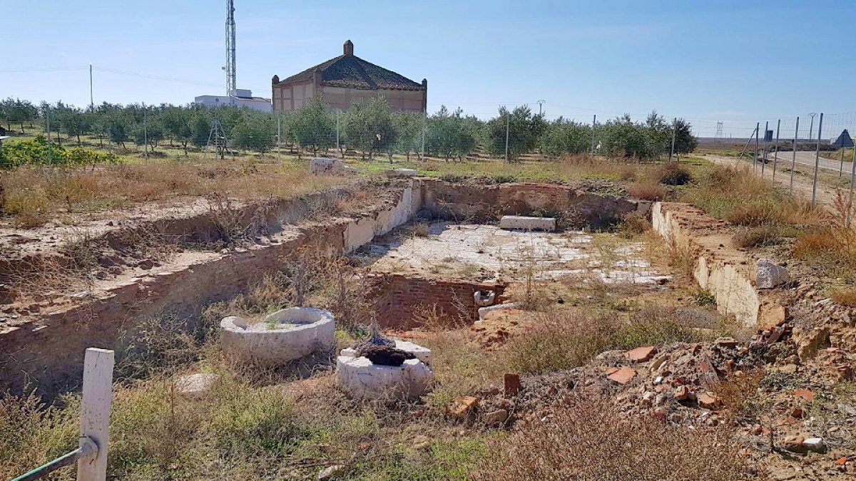 Restos del antiguo lagar que el Ayuntamiento de Matapozuelos va a recuperar con fines turísticos, cerca del palomar visitable que se observa al fondo. A.M.