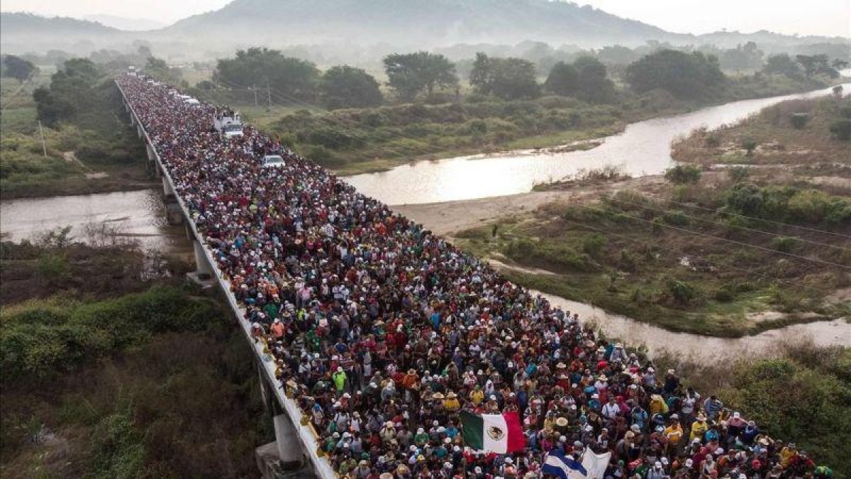 Emigrantes hondureños que se dirigen en caravana a Estados Unidos, a la salida de San Pedro Tapanatepec en el sur de Méjico.-GUILLERMO ARIAS / AFP