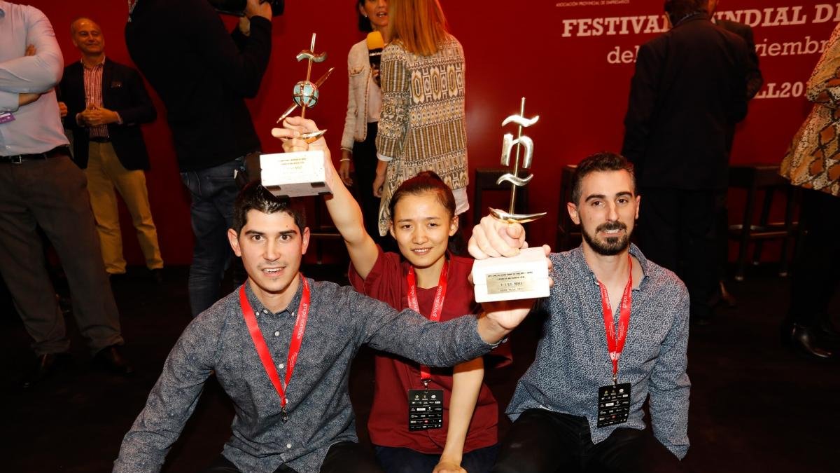Los zaragozanos y la neozelandesa exhiben sus trofeos.-J. M. LOSTAU
