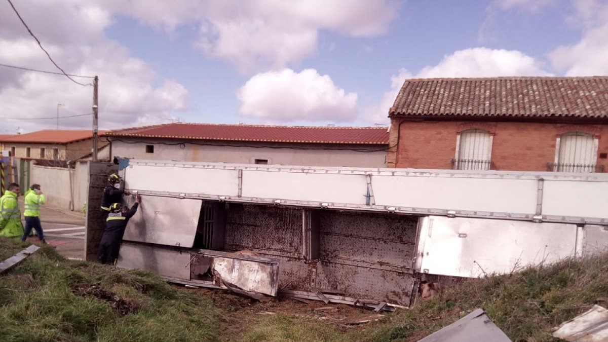 Estado del remolque del camión tras el accidente.- E. M.