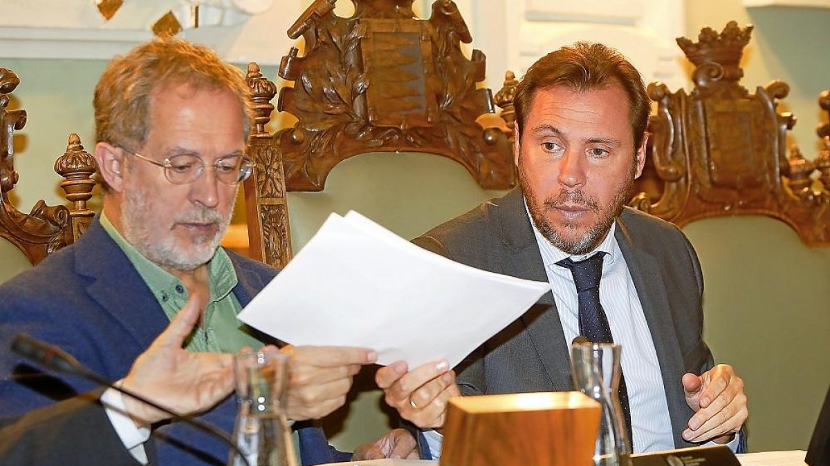 Saravia y Puente, durante la celebración del pleno.-J. M. LOSTAU
