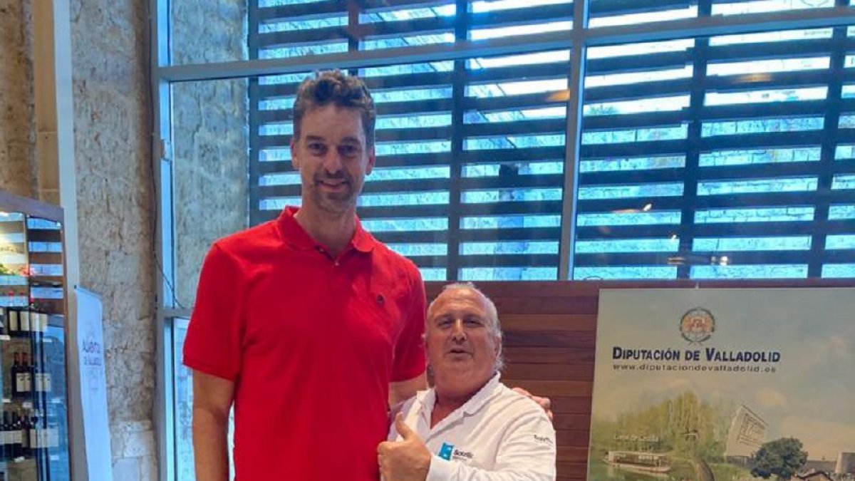 Pau Gasol, junto a uno de los guías del Museo Provincial del Vino. - EM