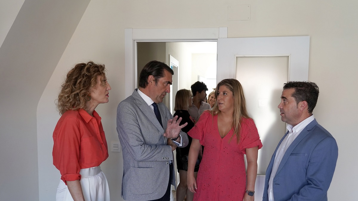 El consejero de Medio Ambiente, Vivienda y Ordenación del Territorio, Juan Carlos Suárez-Quiñones, visita dos viviendas del programa 'Rehabitare'.- ICAL
