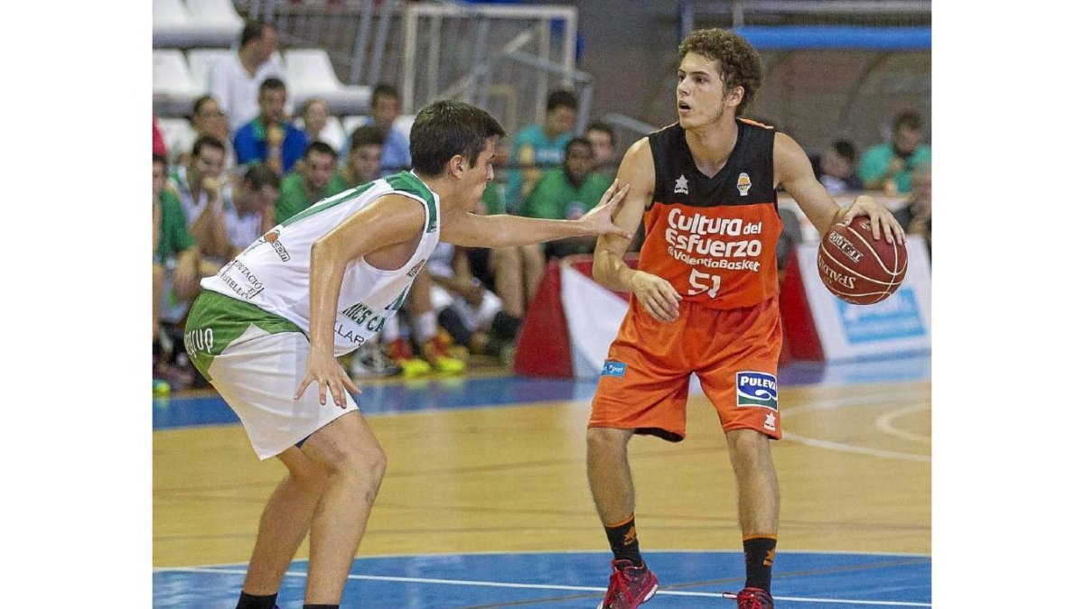 La perla de la cantera del Valencia Basket, Pablo Pérez, protege el balón anye un contrario.-El Mundo