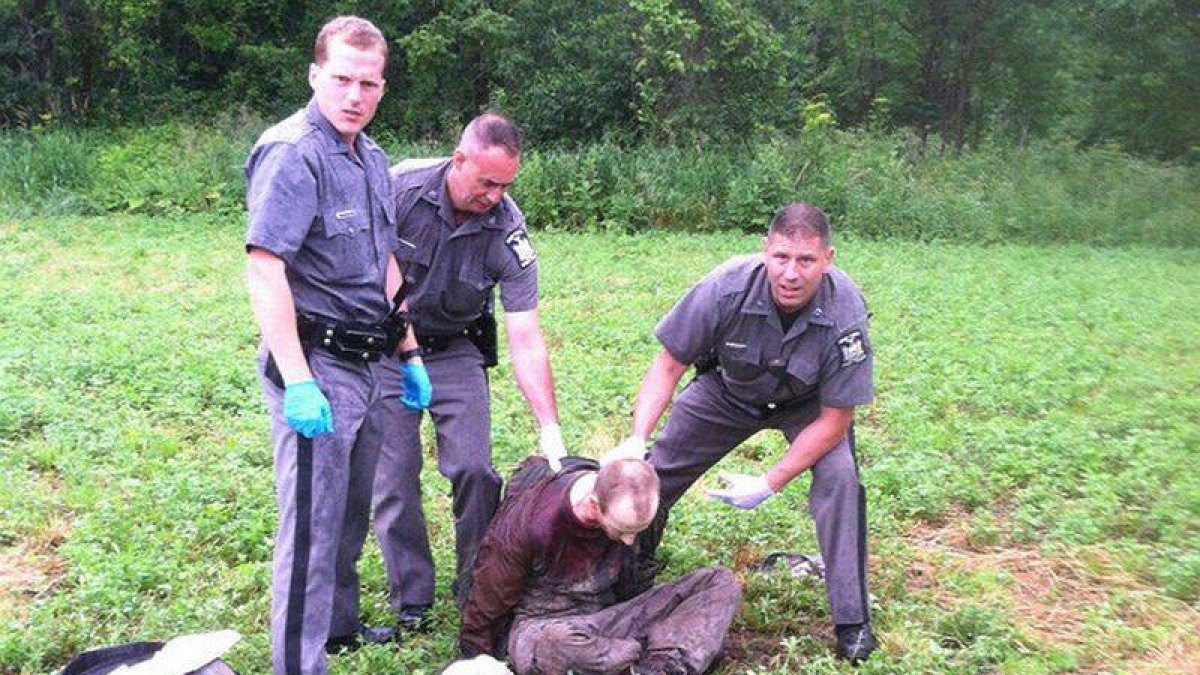 David Sweat, en el momento de ser detenido por la policía, en Constable (Nueva York), cerca de la frontera con Canadá.-Foto: AP