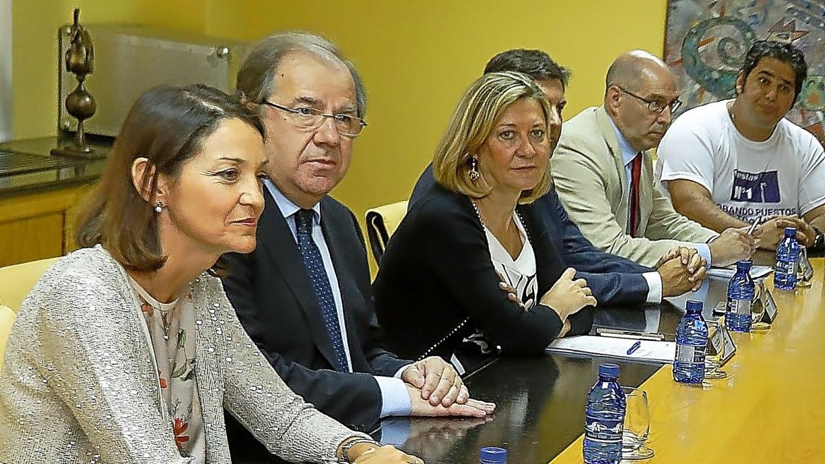Reyes Maroto, Juan Vicente Herrera, Pilar del Olmo, Carlos Fernández Carriedo, Carlos Martín Tobalina y un representante de los trabajadores.-J.M. LOSTAU