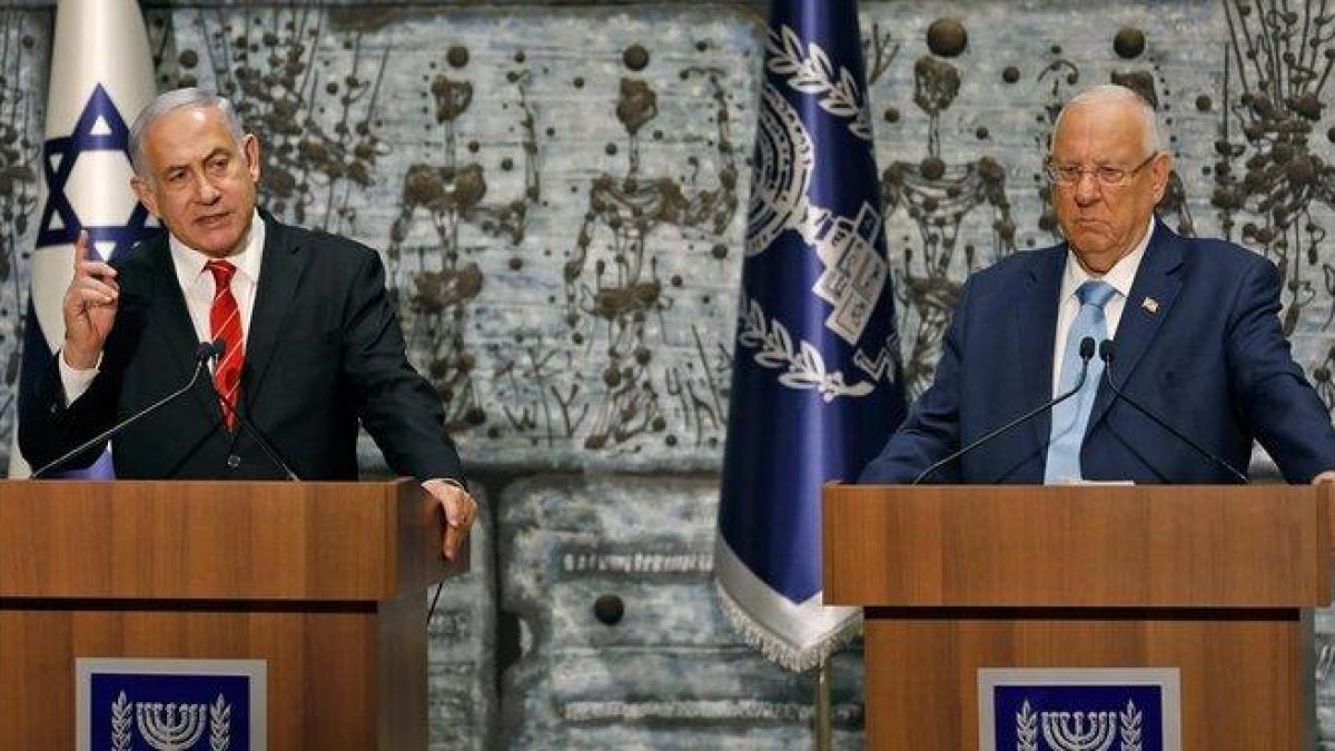 Binyamin Netanyahu, a la izquierda, con el presidente Reuven Rivlin.-MENAHEM KAHANA / AFP